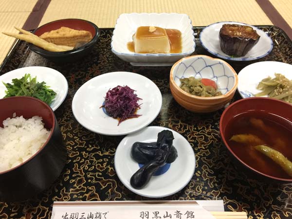 「羽黒山斎館」の伝統料理（Ｃ）日刊ゲンダイ