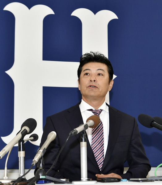 記者会見で退任を表明した広島の緒方監督（Ｃ）共同通信社