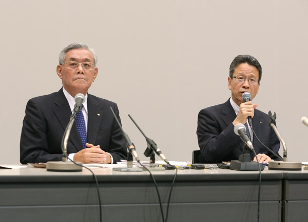被害者ヅラ（左から、関電の八木会長と岩根社長）（Ｃ）日刊ゲンダイ