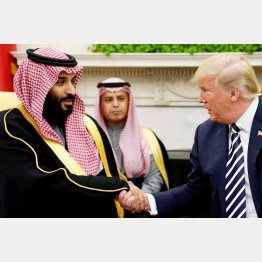 会談前に握手をするサウジアラビアのムハンマド皇太子（左）とトランプ米大統領（Ｃ）ロイター＝共同