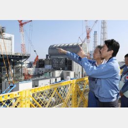 東京電力福島第１原発を視察する小泉環境相兼原子力防災相（手前）／（代表撮影）