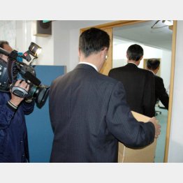 草加市役所の助役室に家宅捜索が入った（2005年）／（Ｃ）共同通信社