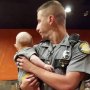ぐずる赤ん坊と警察官…ほのぼの写真が全米に拡散したワケ