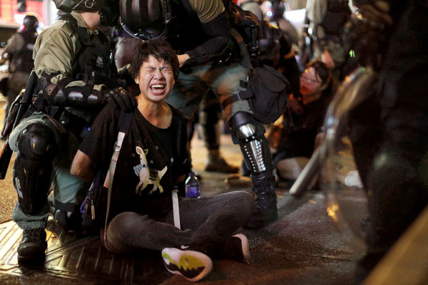 7日、香港・旺角で、デモ参加者を拘束する警察官ら（Ｃ）ロイター