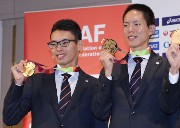 金メダルを見せる50キロの鈴木雄介（右）と20キロの山西利和は「ダメージが大きい」と（Ｃ）日刊ゲンダイ