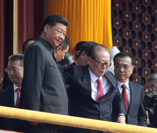 中国建国７０年の記念式典での習近平国家主席（左）と江沢民元国家主席（Ｃ）ロイター