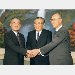 １９９０年９月、北朝鮮・妙香山の招待所で金日成主席（中央）と握手する金丸信氏（左）と田辺誠社会党副委員長（Ｃ）共同通信社