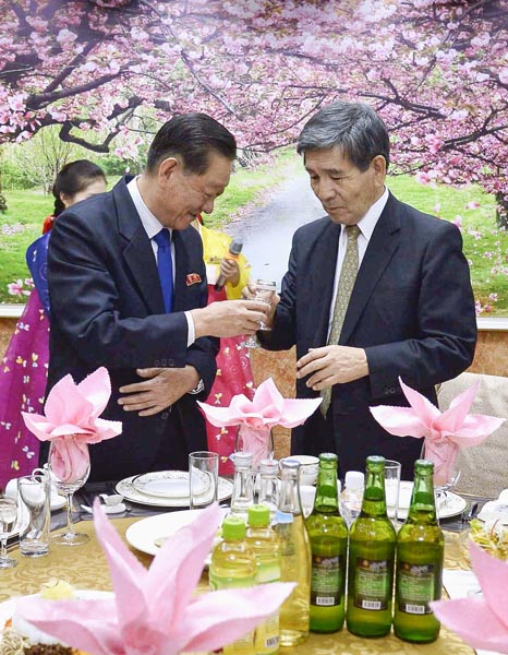 北朝鮮の宋日昊・朝日国交正常化交渉担当大使（左）と乾杯（Ｃ）共同通信社