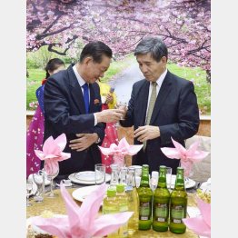 北朝鮮の宋日昊・朝日国交正常化交渉担当大使（左）と乾杯（Ｃ）共同通信社