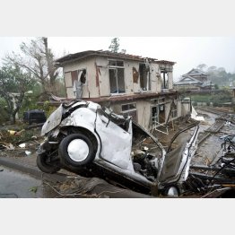 12日、竜巻とみられる突風により被害を受けた車や住宅（千葉県・市原市）／（Ｃ）共同通信社