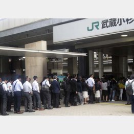 武蔵小杉駅で入場が規制され列に並ぶ利用客ら＝10月15日（Ｃ）共同通信社