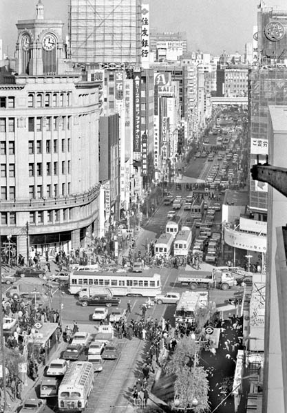 かつては東京中に都電が走っていた（銀座4丁目の交差点＝1967年）／（Ｃ）共同通信社