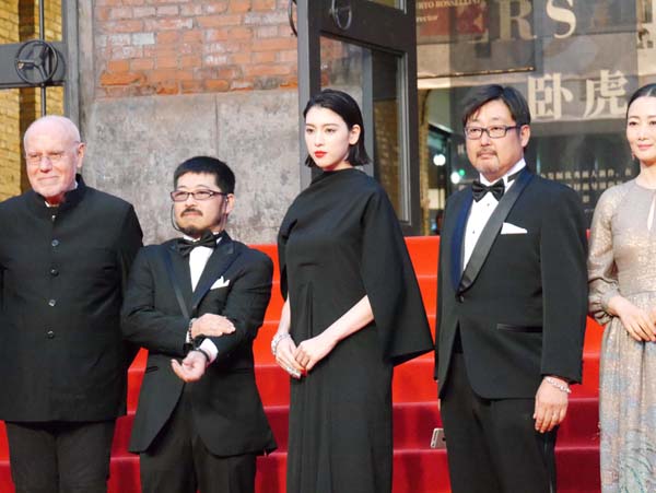 平遥国際映画祭のレッドカーペットに登場する清水崇監督（左から２番目）／（Ｃ）2020「犬鳴村」製作委員会