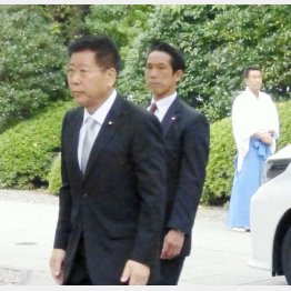 靖国神社を参拝に訪れた衛藤沖縄北方相（手前）（Ｃ）共同通信社