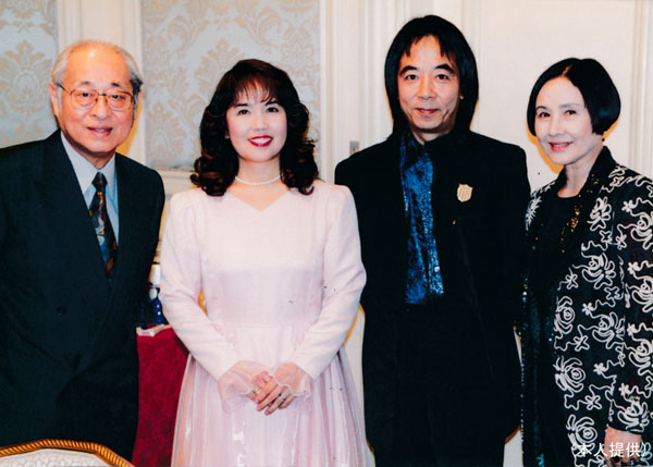 平山泰代・仲人でもある俳優の長門裕之＆南田洋子ご夫妻と。紙ふうせんの2人の銀婚式に（提供写真）