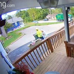 防犯カメラに写っていたのは…ゴミ収集員の老母への優しさ