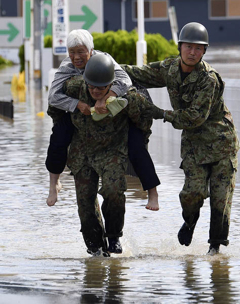台風19号でも自衛隊が活躍（阿武隈川が氾濫した福島県本宮市で自衛隊員に救出されるお年寄り）／（Ｃ）共同通信社
