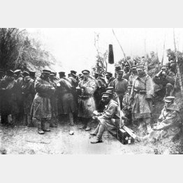 第1次大戦でイルチス砲台を制圧し青島を占領した日本兵たち。任務の合い間に握り飯を頬張る（1914年11月17日）／（Ｃ）共同通信社