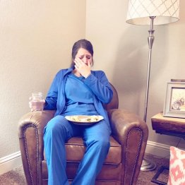 「いいね」22万！ 泣き崩れる看護師の写真が急拡散のワケ