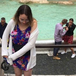 背後のカップル探してます…偶然写ったプロポーズの瞬間！