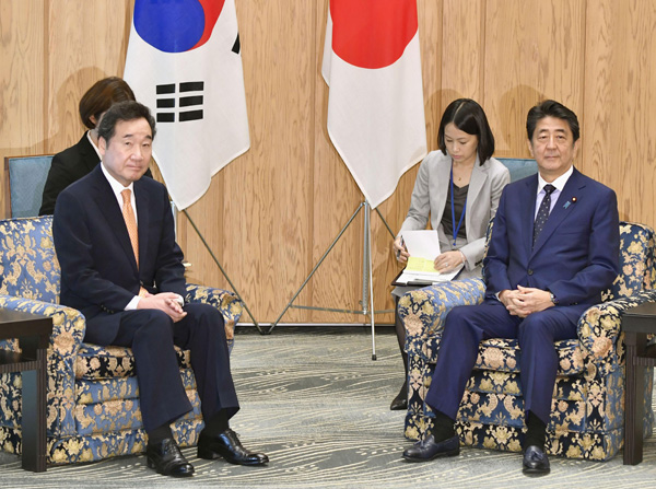 韓国の“オトモダチ”李洛淵首相とは20分会談（Ｃ）共同通信社