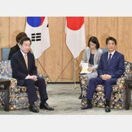 韓国の“オトモダチ”李洛淵首相とは20分会談（Ｃ）共同通信社