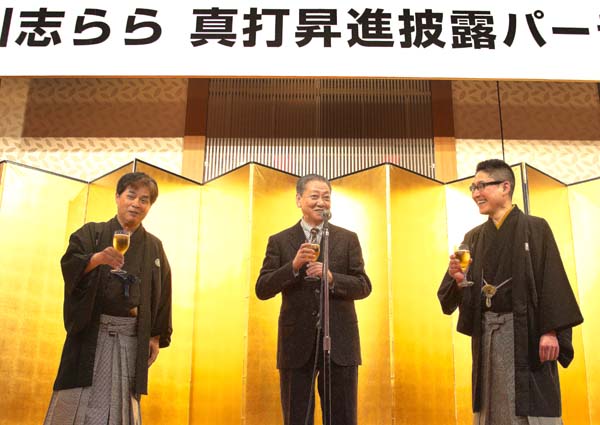 立川志ららの真打昇進披露パーティー（右）。左は志らく、中央は高田文夫さん（Ｃ）山田雅子