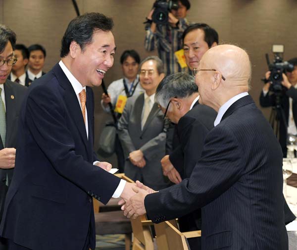 韓国の李洛淵首相（左）を熱烈歓迎する経団連の中西宏明会長（代表撮影）