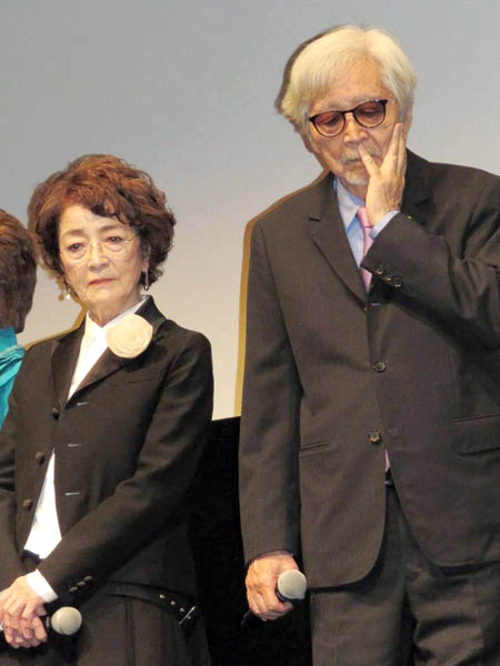 八千草さんの訃報に山田洋次監督は「日本人の憧れ」と沈痛の面持ちで追悼。左は女優の賠償千恵子さん（28日、東京国際映画祭で）／（Ｃ）日刊ゲンダイ