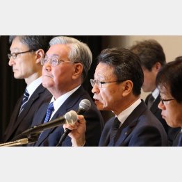 10月2日の会見で、関西電力の八木会長（左2）と岩根社長（右2）ら（Ｃ）日刊ゲンダイ