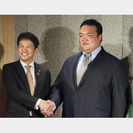 茨城県の大井川知事（左）も心配している？（Ｃ）共同通信社