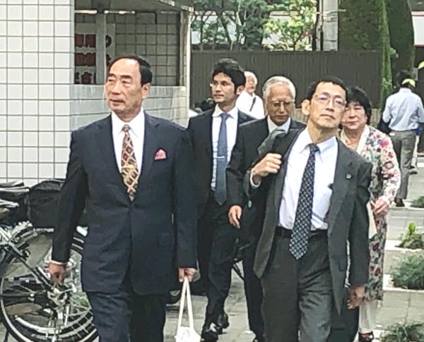 大阪地裁へ入る籠池夫妻と弁護団（提供写真）