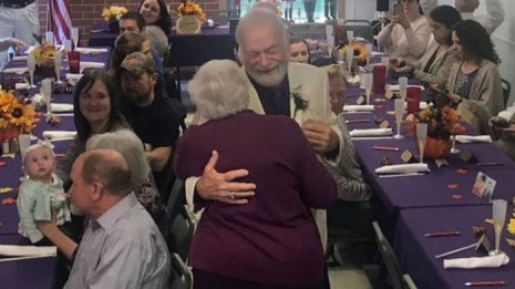 まるで映画…63年前に別れた高校生カップルが再会、結婚!