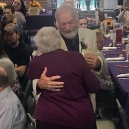 まるで映画…63年前に別れた高校生カップルが再会、結婚！