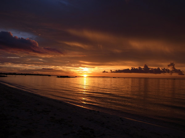 沖縄県「佐和田の浜」の夕日（提供写真）
