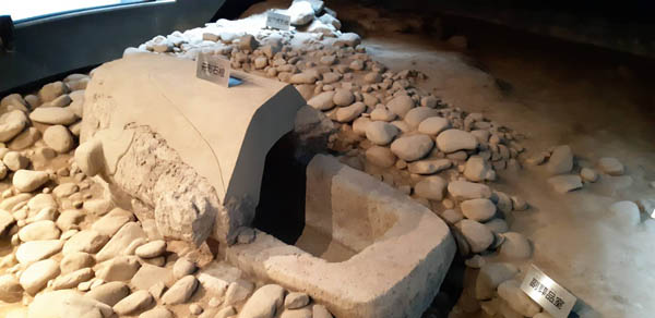 八幡塚古墳の内部にある舟形の石棺（Ｃ）日刊ゲンダイ