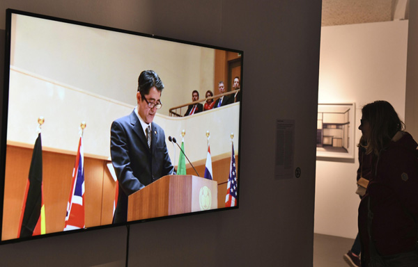 「ジャパン・アンリミテッド」で展示された、安倍首相に扮した人物の動画作品（Ｃ）共同通信社