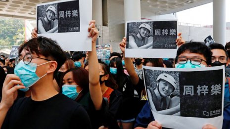 香港デモでビルから転落死した男子学生 各地で追悼集会