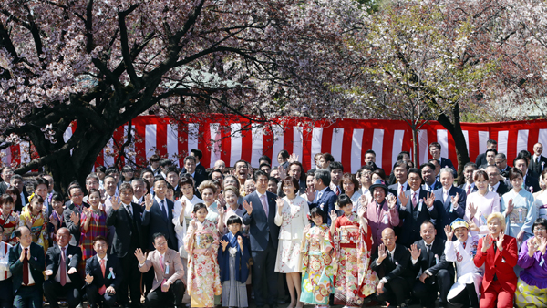 「桜を見る会」に山口県からバス１７台ぶんの後援関係者らを招待した安倍首相／（Ｃ）日刊ゲンダイ