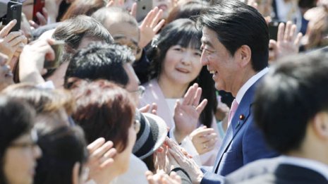 安倍首相また疑惑 18年「桜を見る会」で総裁3選“支持固め”