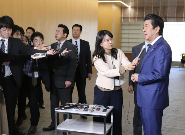 「桜を見る会」を巡り、記者の質問に答える安倍首相（Ｃ）共同通信社