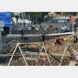 香港理工大付近の道路上に置かれた障害物やバリケード（Ｃ）共同通信社