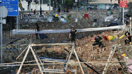 香港警察「大学は暴徒の基地」と非難 武力介入観測高まる