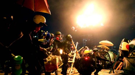 「実弾で反撃」警告後…香港警官が立てこもりの理工大突入