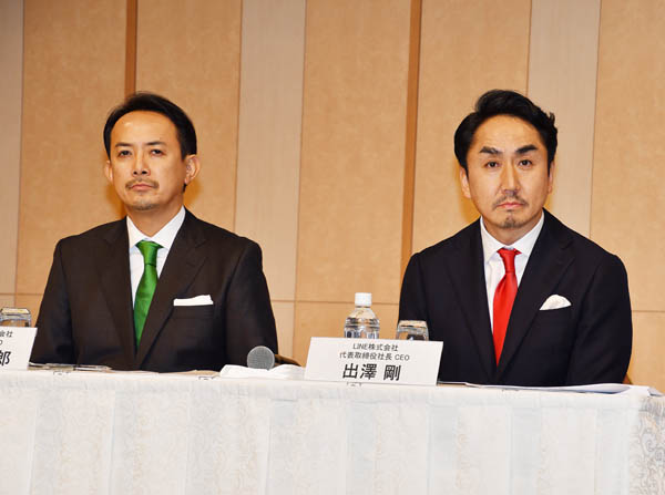 会見する川辺健太郎Zホールディングス代表取締役CEO（左）と出沢剛LINE代表取締役CEO（Ｃ）日刊ゲンダイ