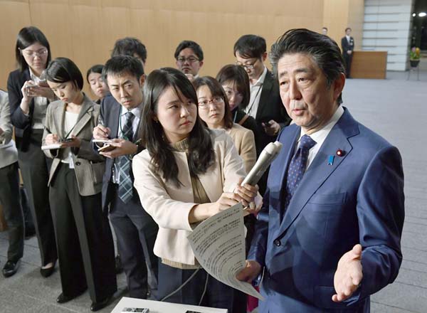 「桜を見る会」を巡り、記者団の質問に答える安倍首相（Ｃ）共同通信社