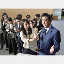 「桜を見る会」を巡り、記者団の質問に答える安倍首相（Ｃ）共同通信社