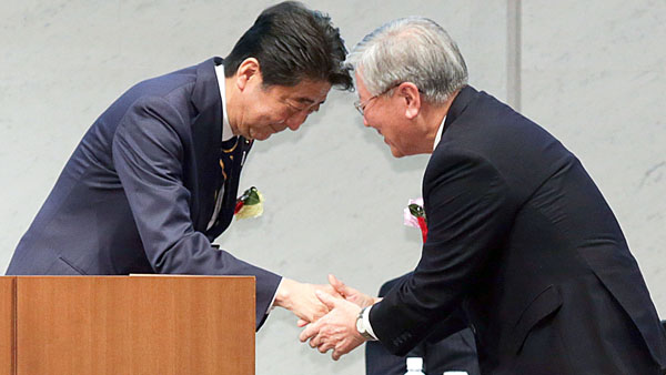 握手する安倍首相（左）と経団連の中西宏明会長（Ｃ）日刊ゲンダイ