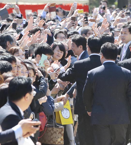 招待で有権者に猛アピール（安倍首相）／（Ｃ）日刊ゲンダイ