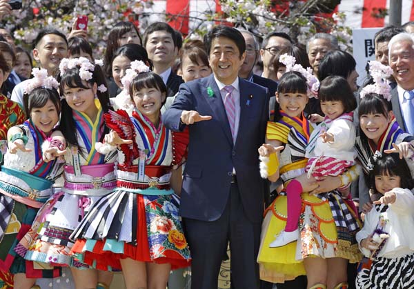 2015年の安倍首相主催「桜を見る会」／（Ｃ）日刊ゲンダイ